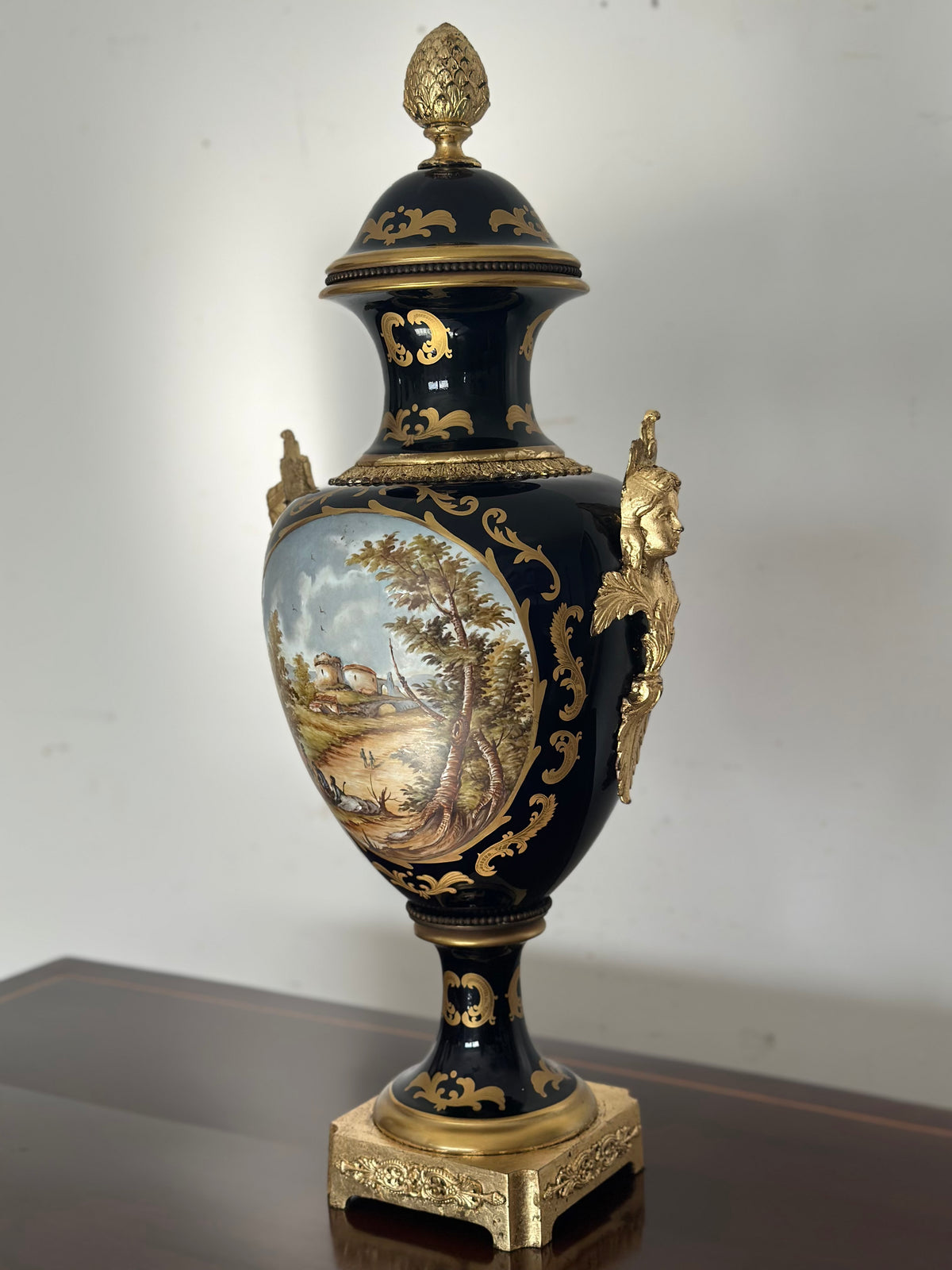 Vaso in porcellana e bronzo dorato.  Parigi epoca 800. H 72 cm