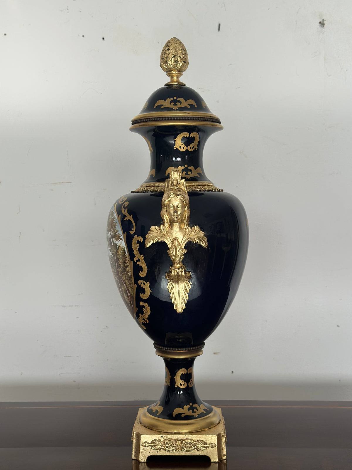 Vaso in porcellana e bronzo dorato.  Parigi epoca 800. H 72 cm