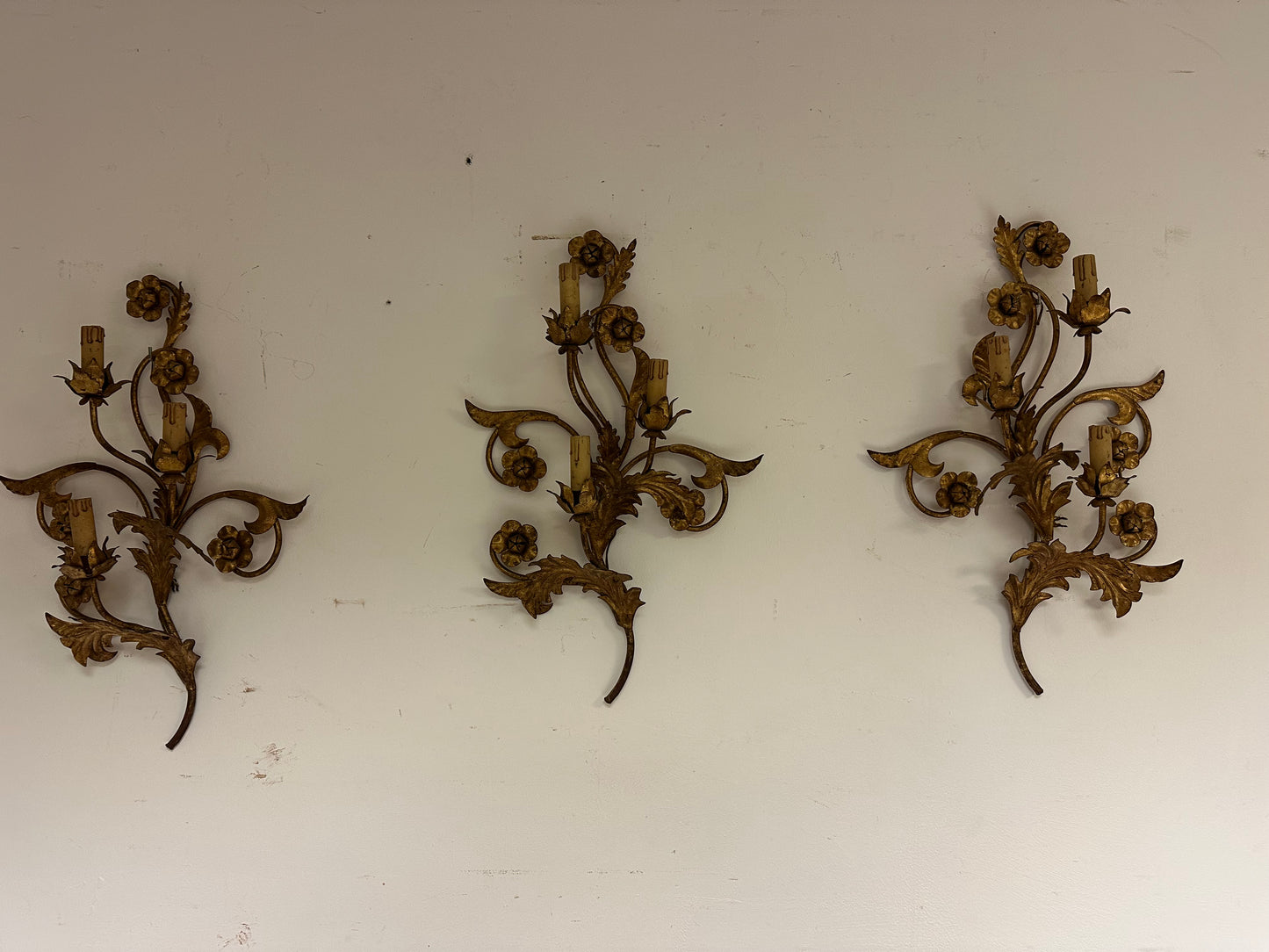 Tre appliques in metallo dorato a motivi floreali.   XIX secolo