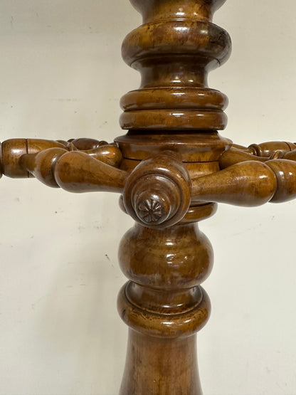 Attaccapanni in noce a rocchetto, XIX secolo.