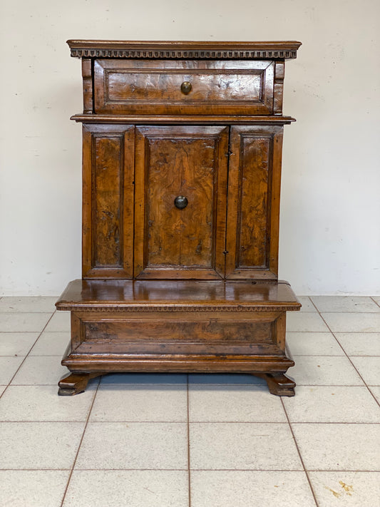 Lombard kneeler in walnut and briar. 17th century