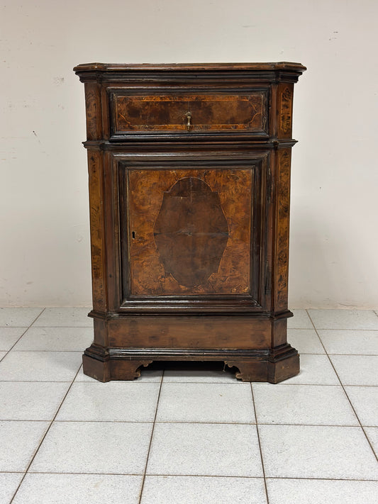 Credenzino lastronato e filettato . Lombardia 700