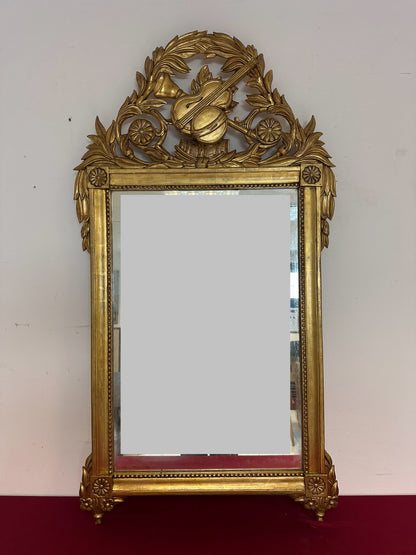 Specchiera in legno intagliato e dorato a foglia.   Toscana epoca impero  prima metà 800