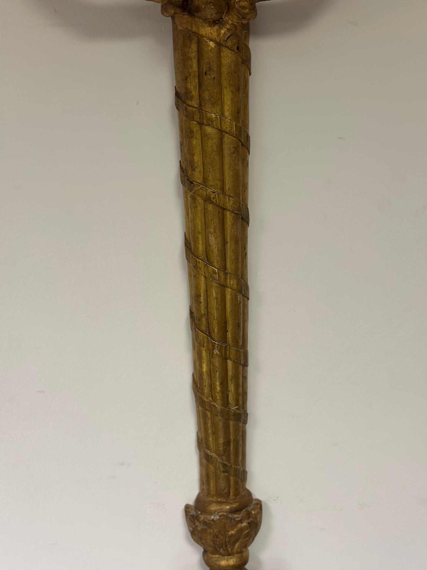 Grande applique Luigi XVI in legno intagliato e dorato