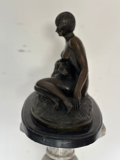 Scultura in bronzo .fanciulla con cane.  Epoca XX secolo.  Firmata