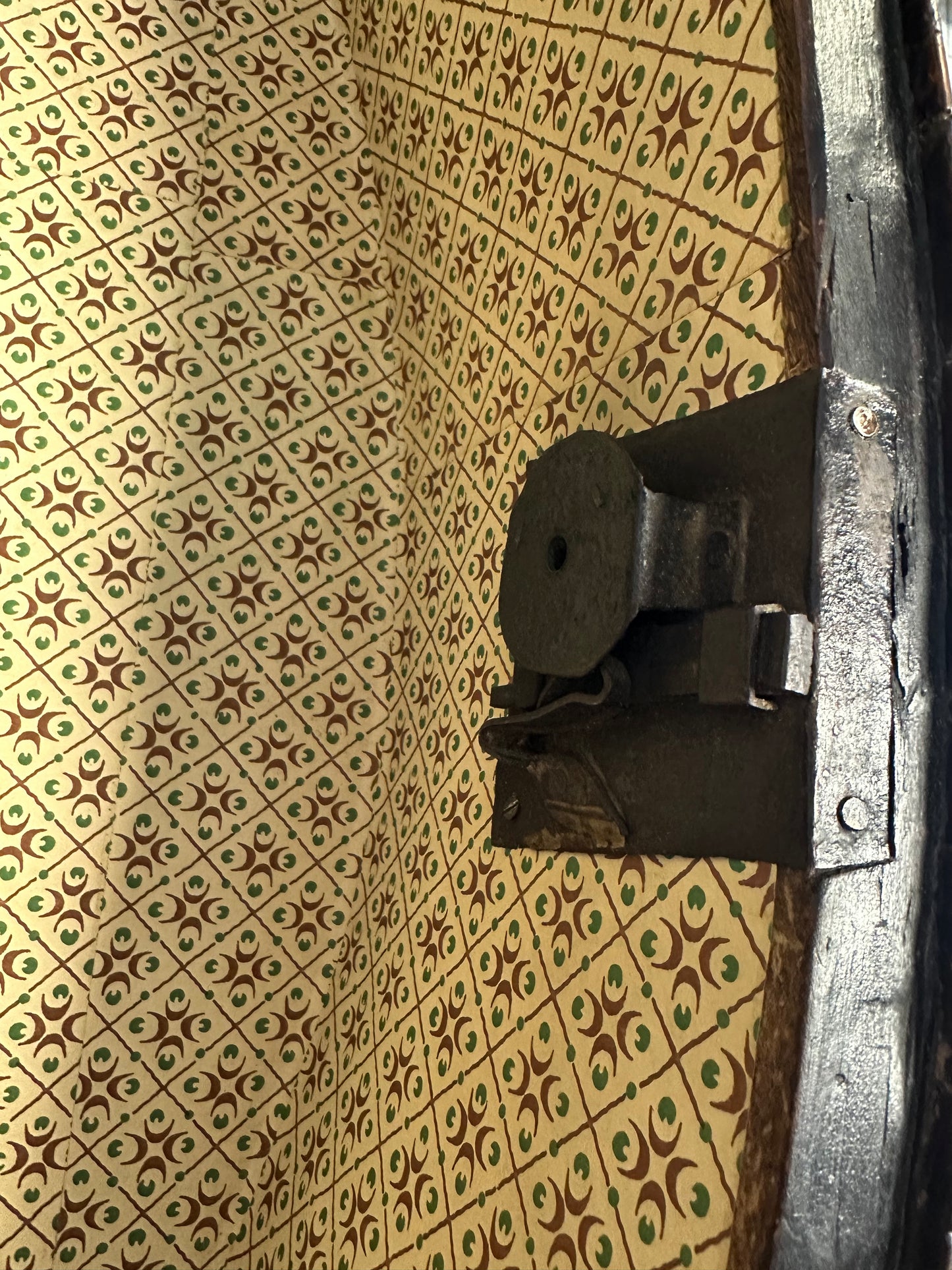 Cassettone a tre cassetti con fronte mosso  .  Venezia Luigi XV