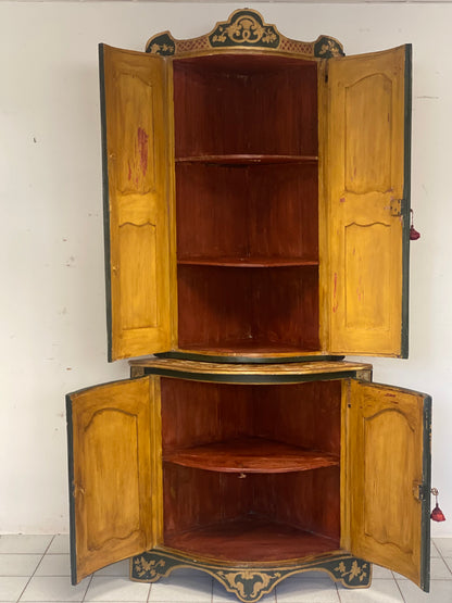 Angoliera Luigi XV bombata in legno laccato e dorato . Inizio XVIII secolo