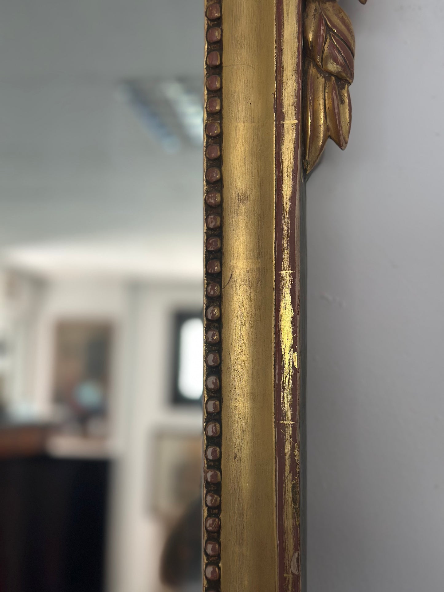 Specchiera in legno intagliato e dorato a foglia.   Toscana epoca impero  prima metà 800
