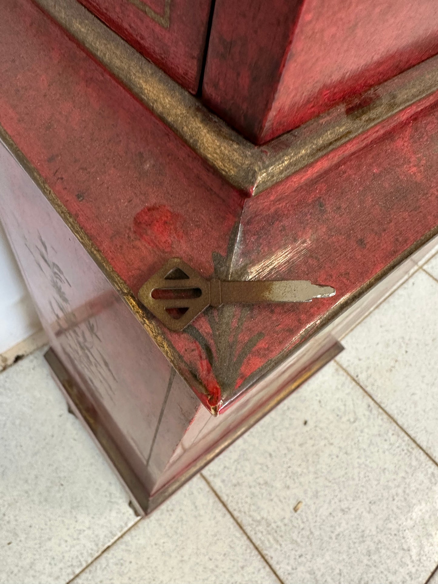 Orologio a pendolo laccato dipinto XX secolo