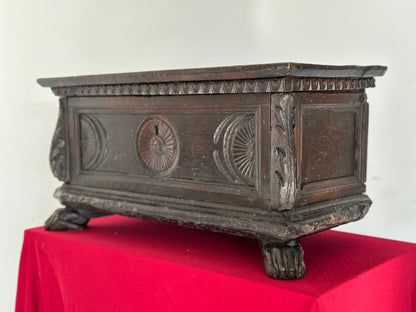 Modellino di cassapanca scolpita e intagliata.   Lombardia fine 500