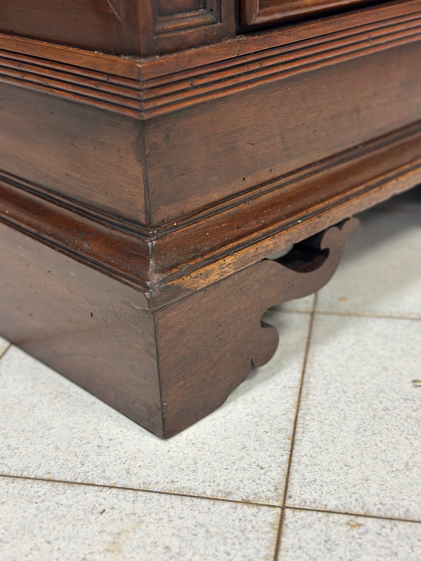 Cassettone Luigi XIV in noce. Toscana fine 600