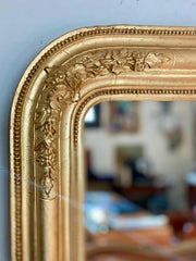 Specchiera dorata con fregi . XIX secolo