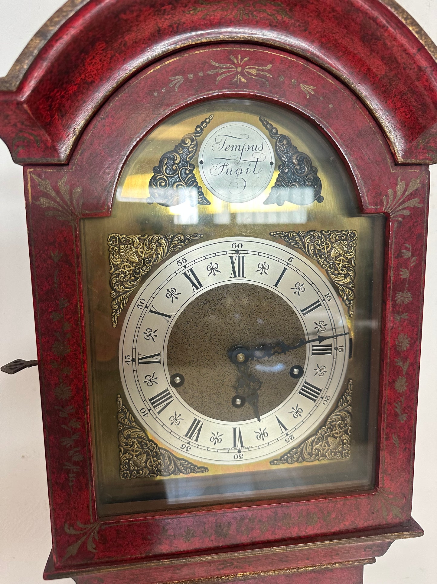 Orologio a pendolo laccato dipinto XX secolo