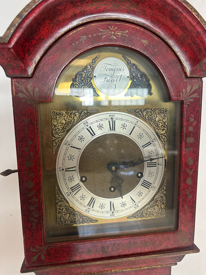 Orologio a pendolo laccato dipinto XX secolo