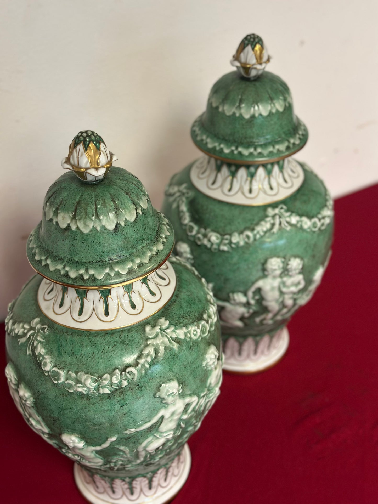 Coppia di vasi con coperchio in porcellana. Capodimonte primi anni 900