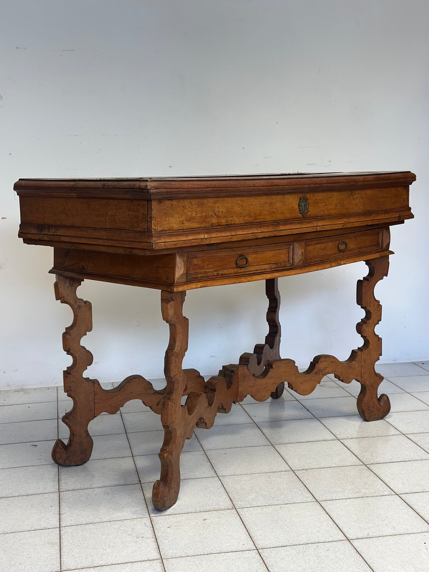 Scrivania San Filippo Luigi XIV fine 600 di area veneta.