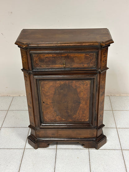 Credenzino lastronato e filettato . Lombardia 700