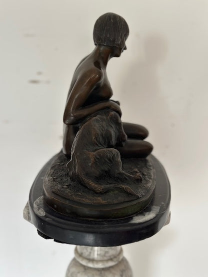 Scultura in bronzo .fanciulla con cane.  Epoca XX secolo.  Firmata