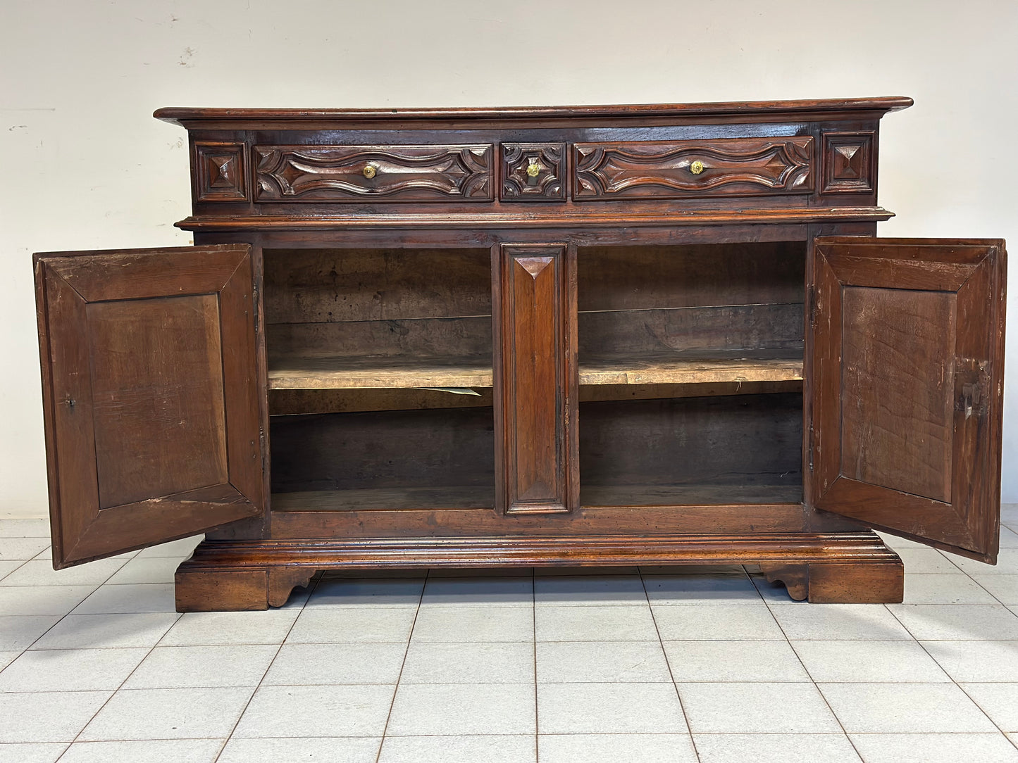 Credenza in noce.  Liguria / Piemonte / inizio XVIII secolo