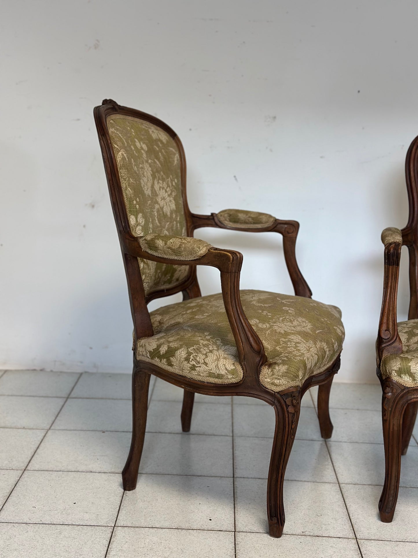 Coppia di poltroncine Luigi Filippo in noce.  XIX secolo