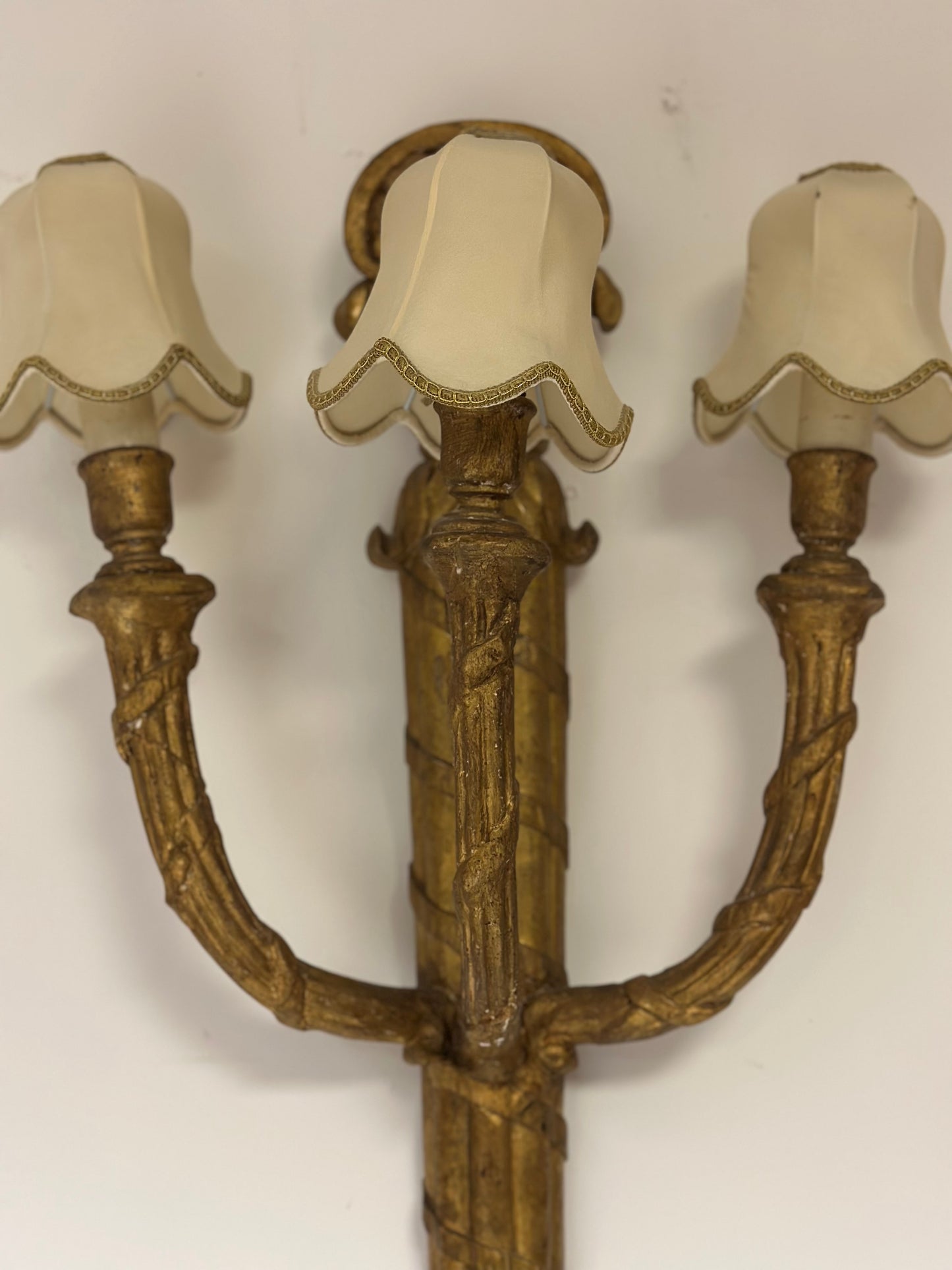 Grande applique Luigi XVI in legno intagliato e dorato