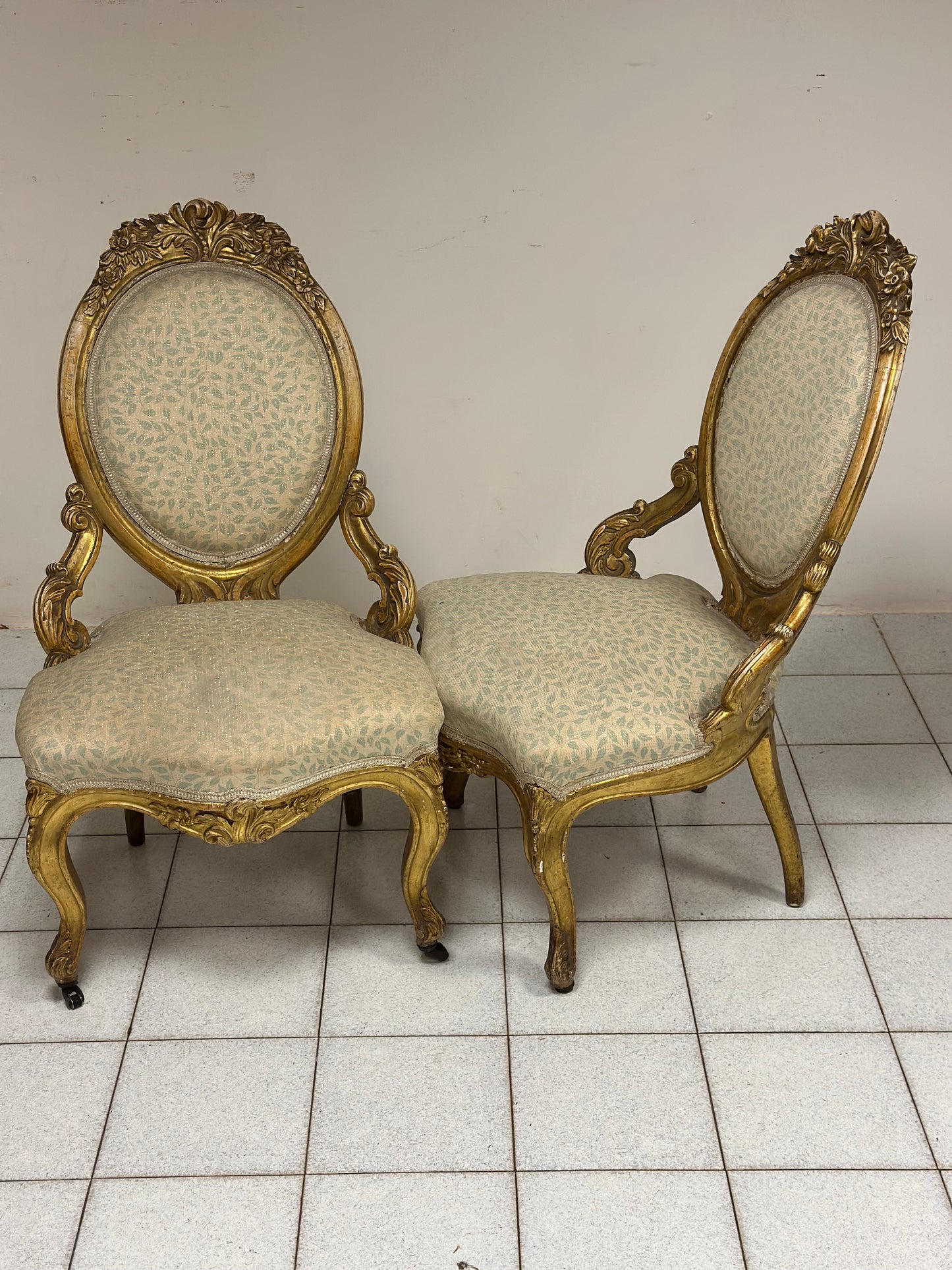 Coppia di poltrone in legno intagliato e dorato.  XIX secolo