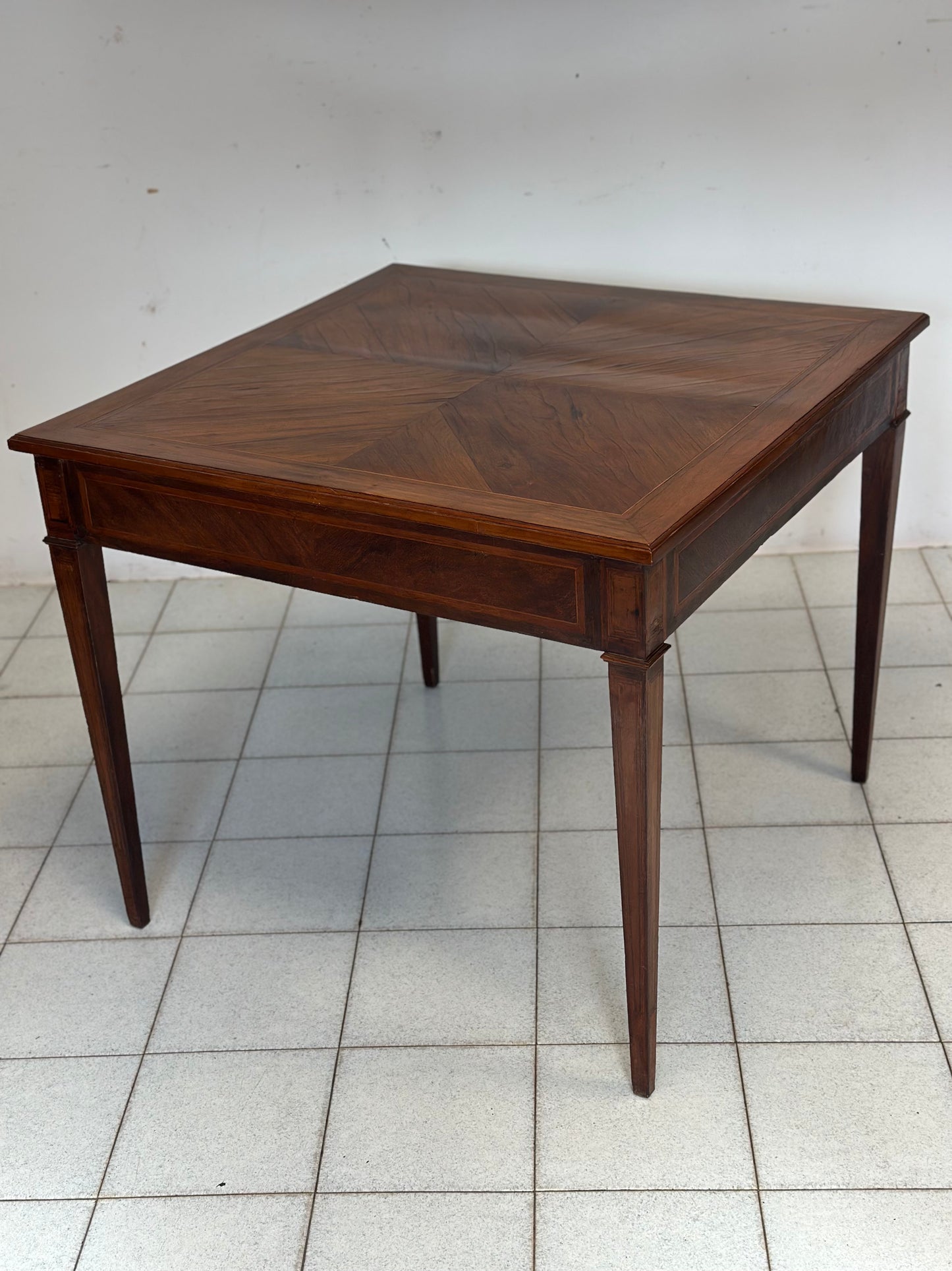 Tavolino Luigi XVI . XVIII secolo