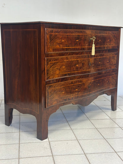 Cassettone Luigi XV lombardo sagomato . XVIII secolo. Restaurato