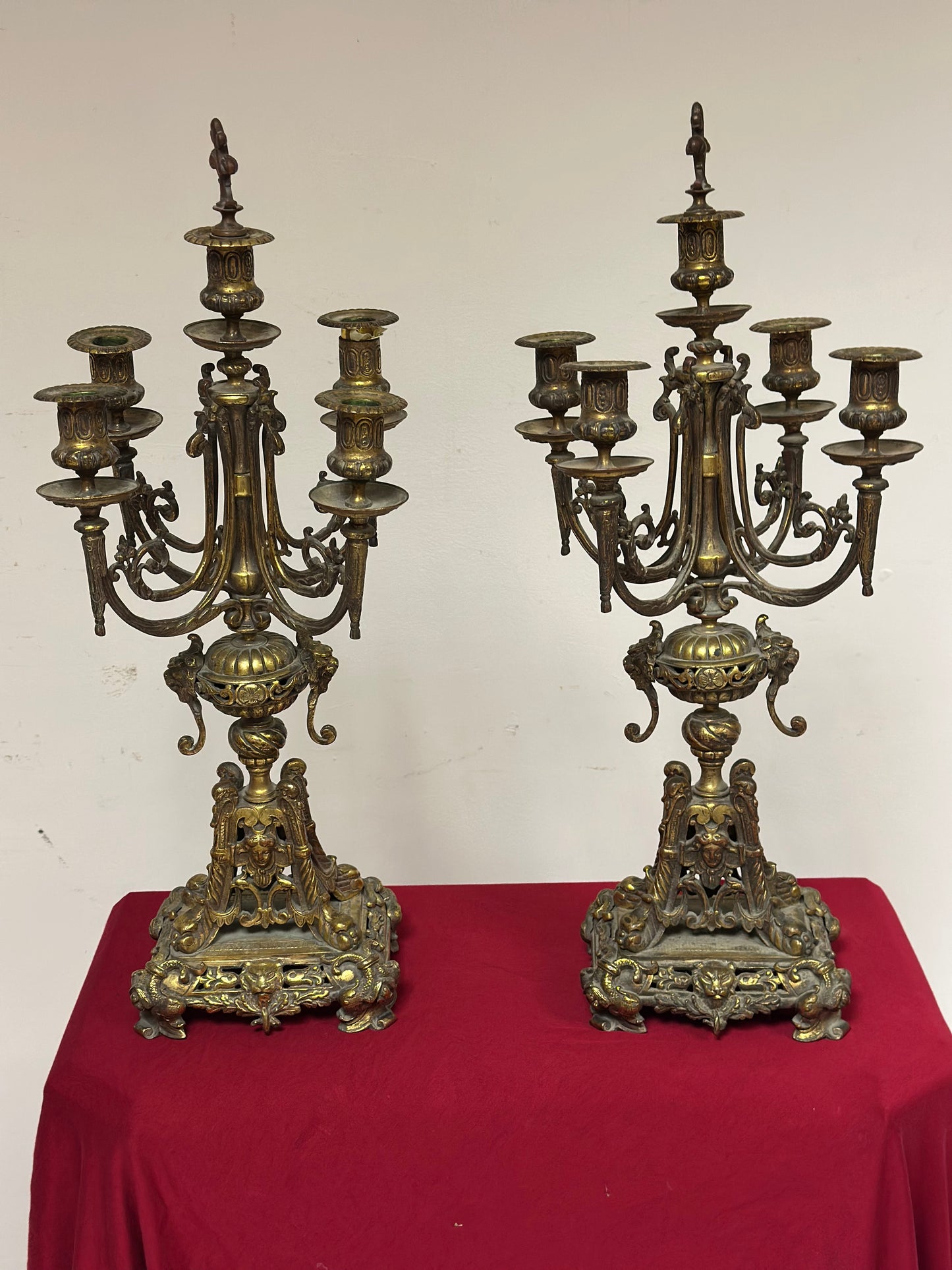 Coppia di candelieri in bronzo dorato . XIX secolo.