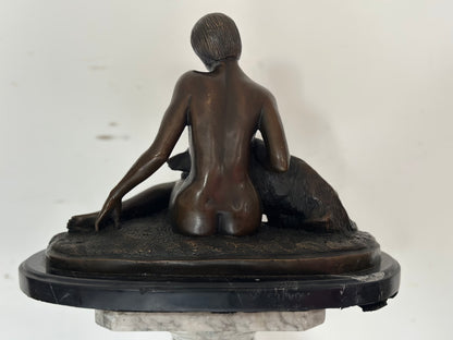 Scultura in bronzo .fanciulla con cane.  Epoca XX secolo.  Firmata