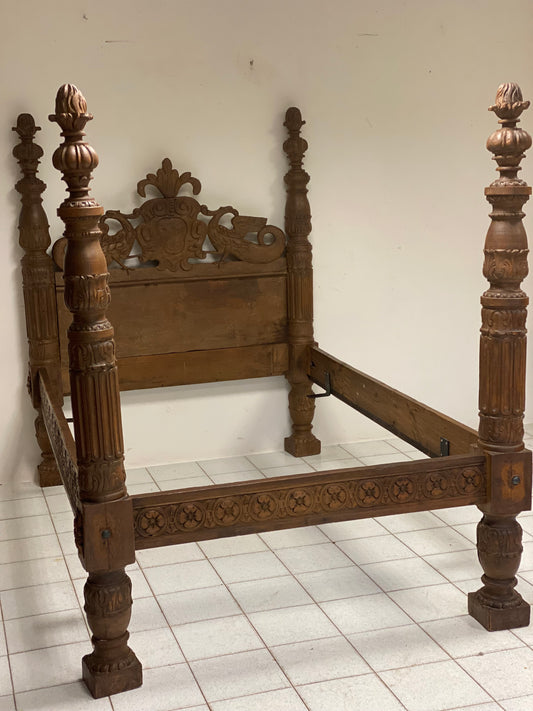 Lombard bed with walnut columns. 17th century