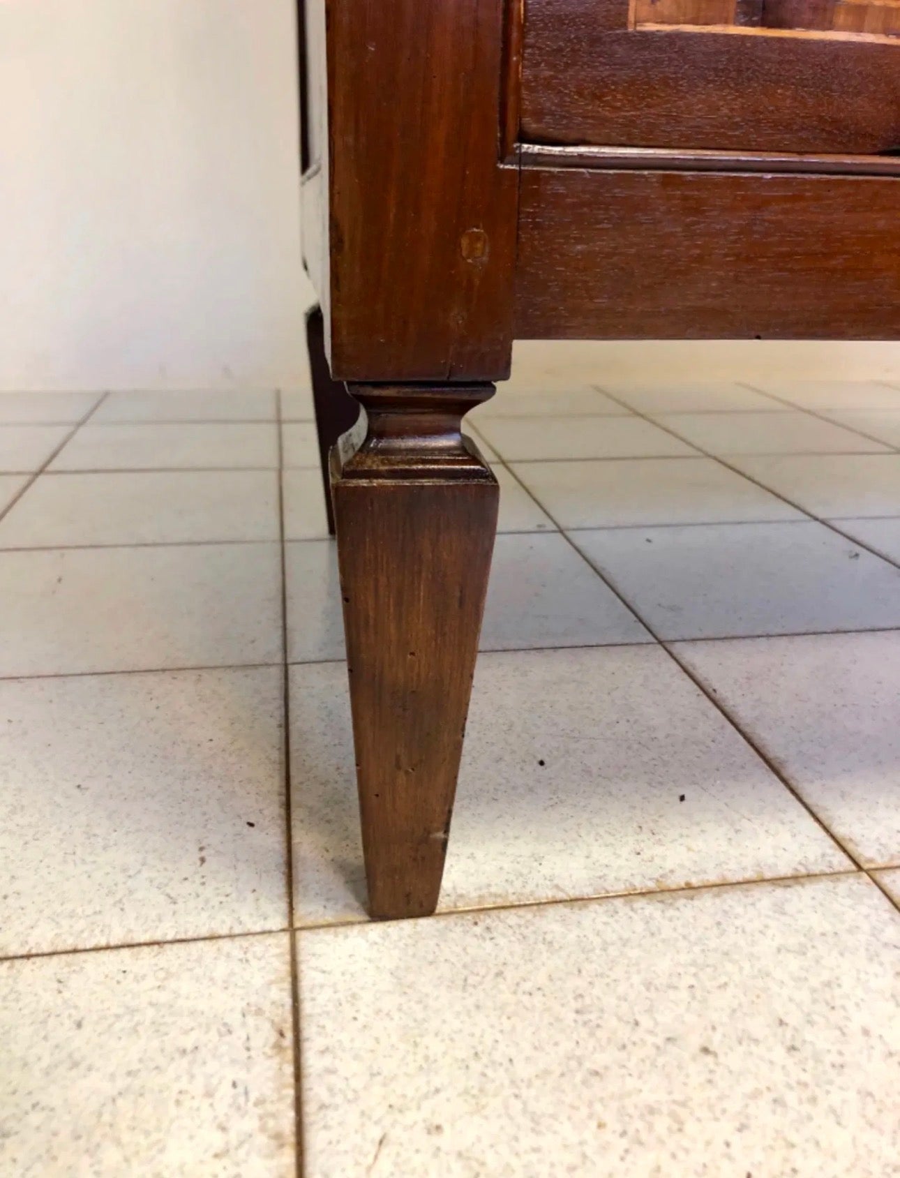 Cassettone Luigi XVI intarsiato . XVIII secolo