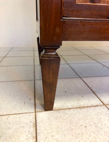 Cassettone Luigi XVI intarsiato . XVIII secolo