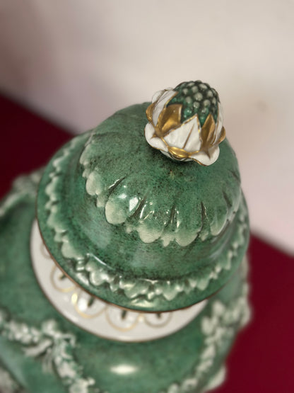Coppia di vasi con coperchio in porcellana. Capodimonte primi anni 900