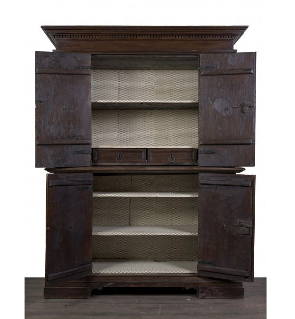Credenza doppio corpo . Emilia Modena Bologna prima metà dell’ 600
