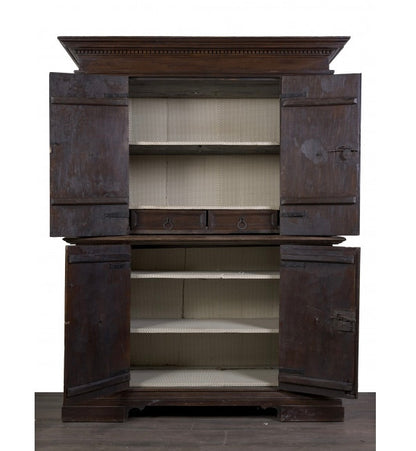 Credenza doppio corpo . Emilia Modena Bologna prima metà dell’ 600