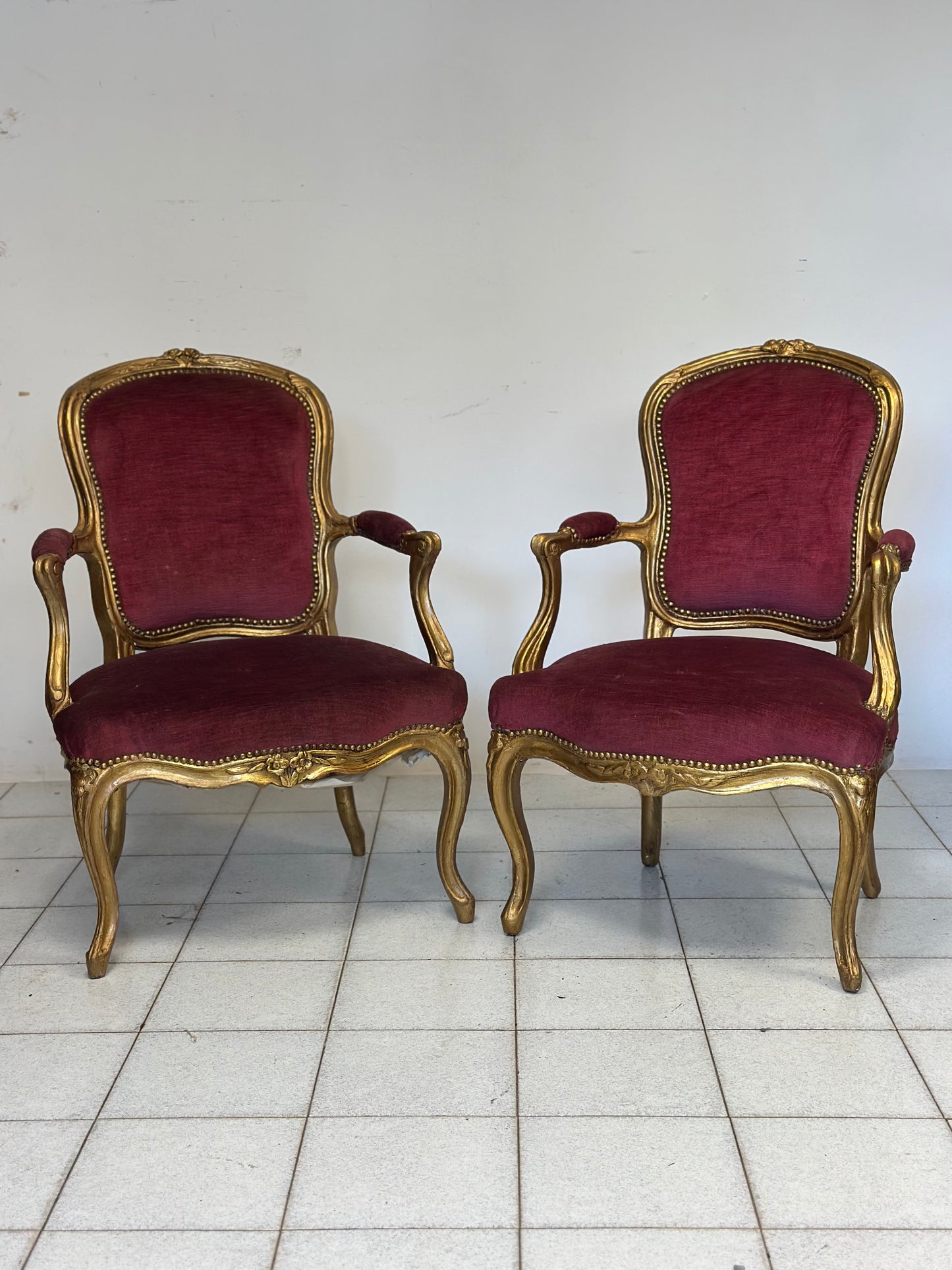 Coppia di poltrone in legno intagliato e  dorato.   Lombardia XIX secolo