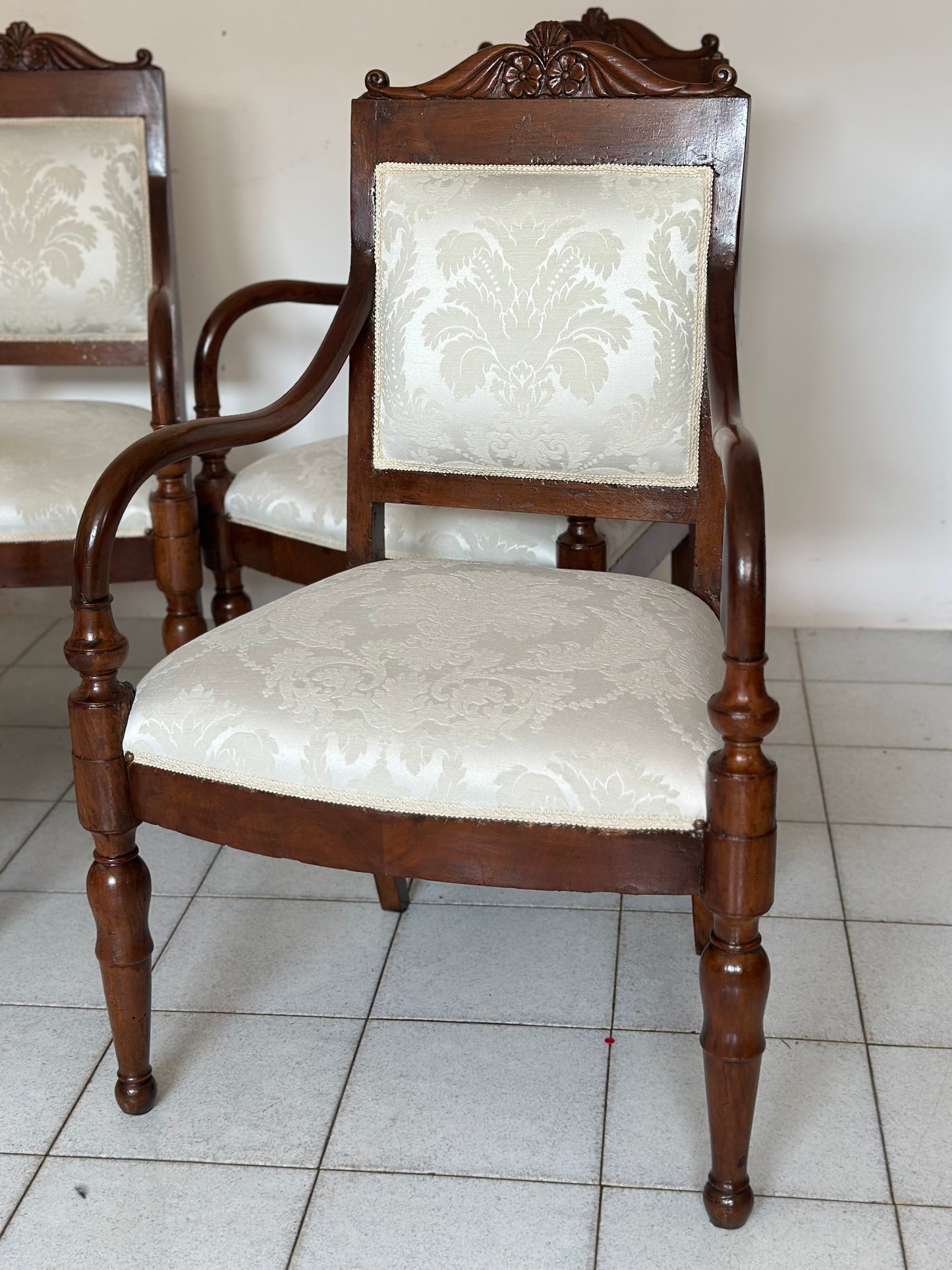 Gruppo di cinque poltrone lombarde Carlo X in noce. Prima metà XIX secolo. Restaurate