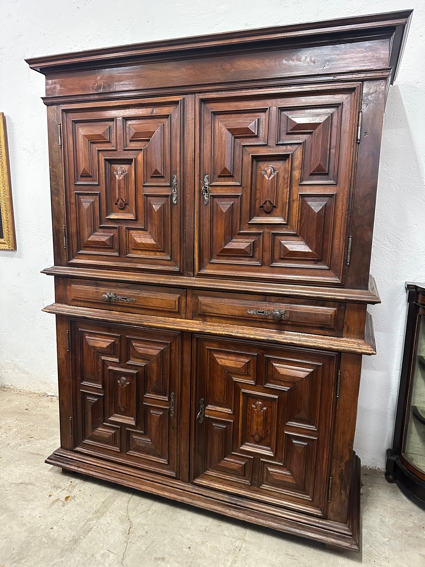 Credenza doppio corpo in noce . XVII secolo