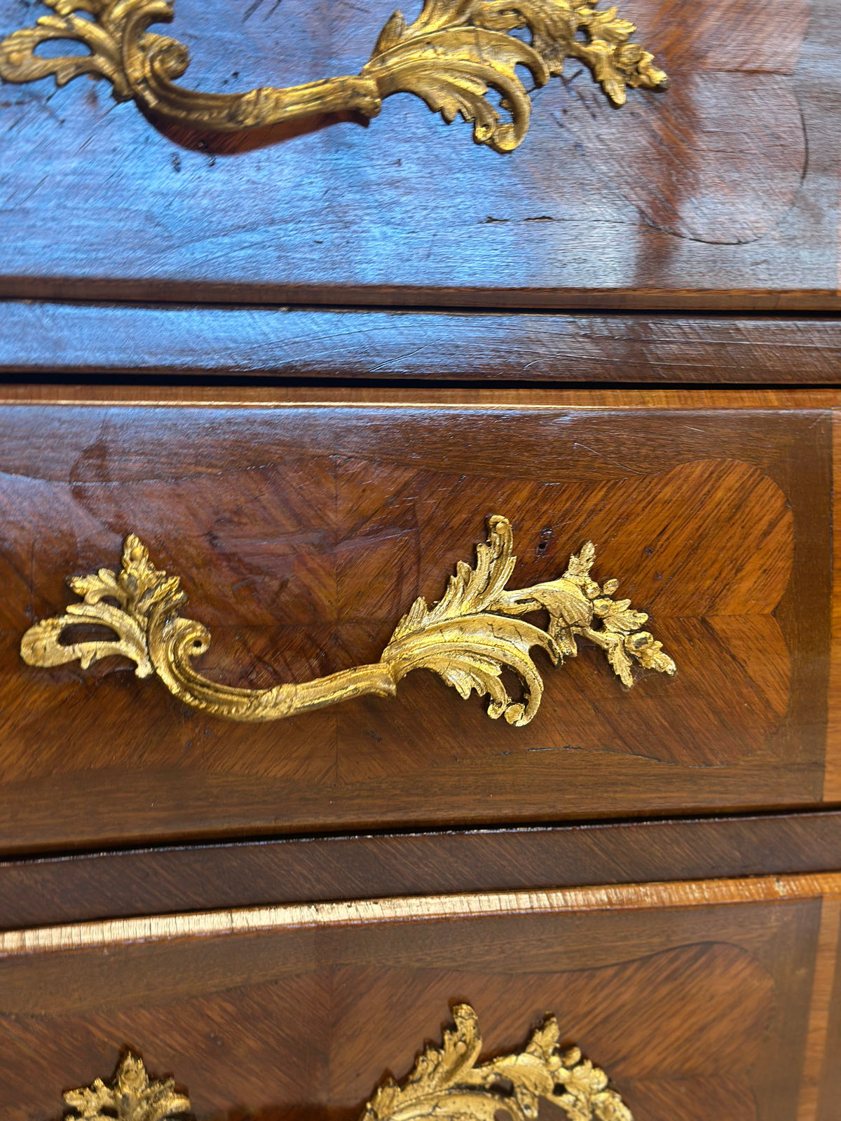 Cassettone a forma bombata bois  de rosa ebano viola 
XIX secolo Napoleone III (restaurato)