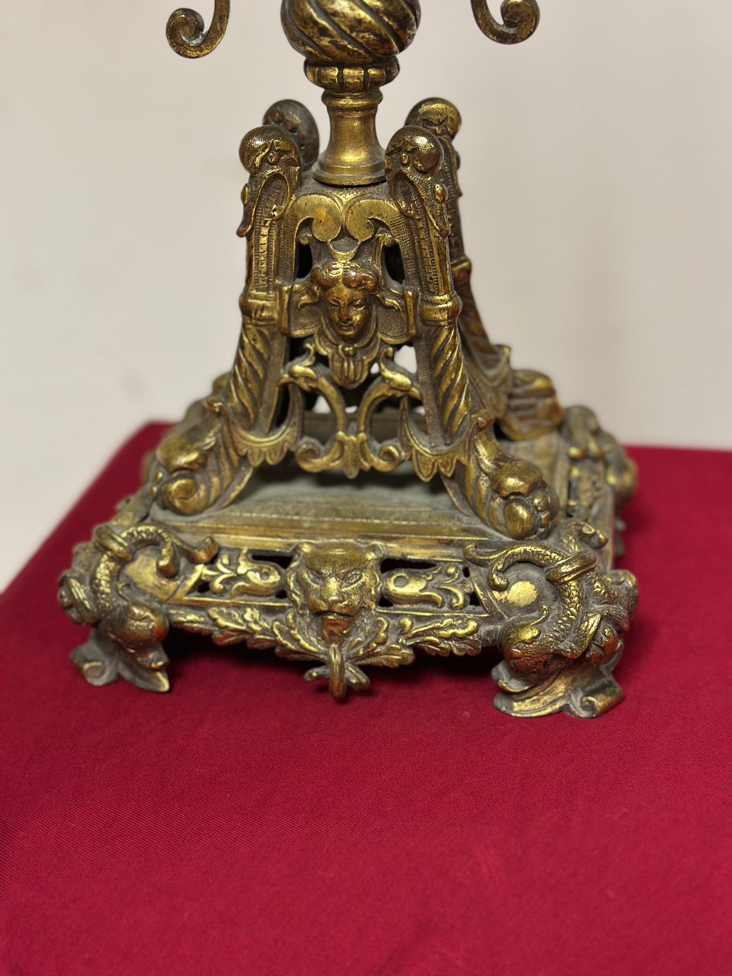 Coppia di candelieri in bronzo dorato . XIX secolo.