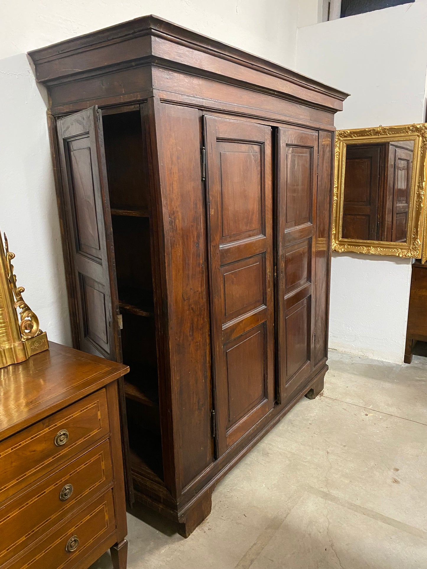 Armadio lombardo in noce con porte laterali .Cremona primi 700