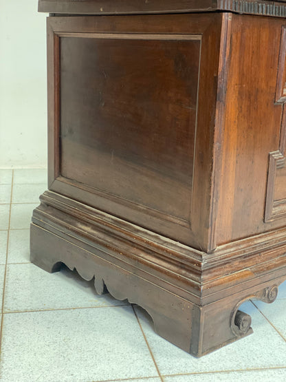 Walnut chest. Reggio Emilia 17th century