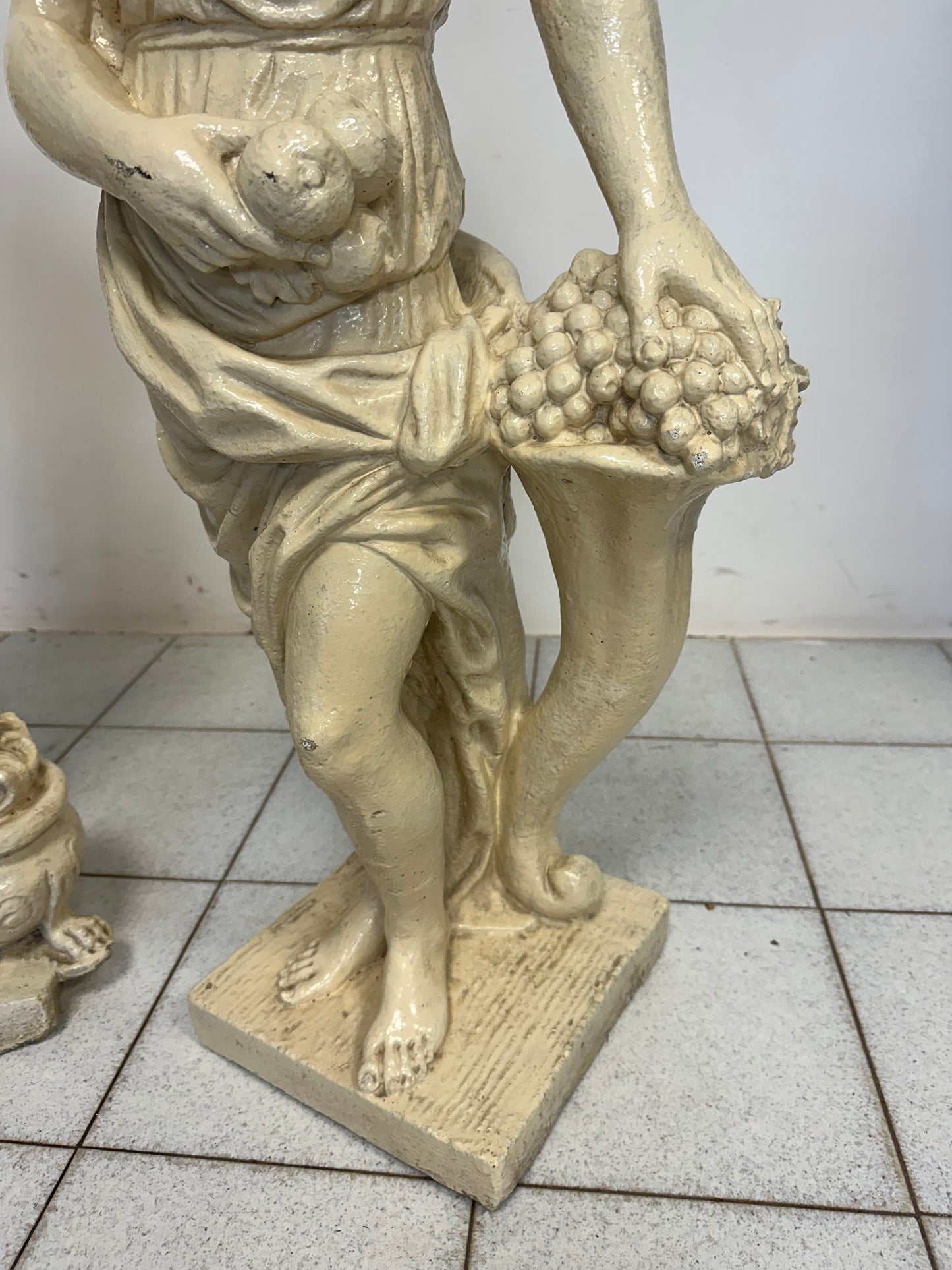 Coppia di statue in graniglia di pietra. Epoca primi 900. H 94 cm
