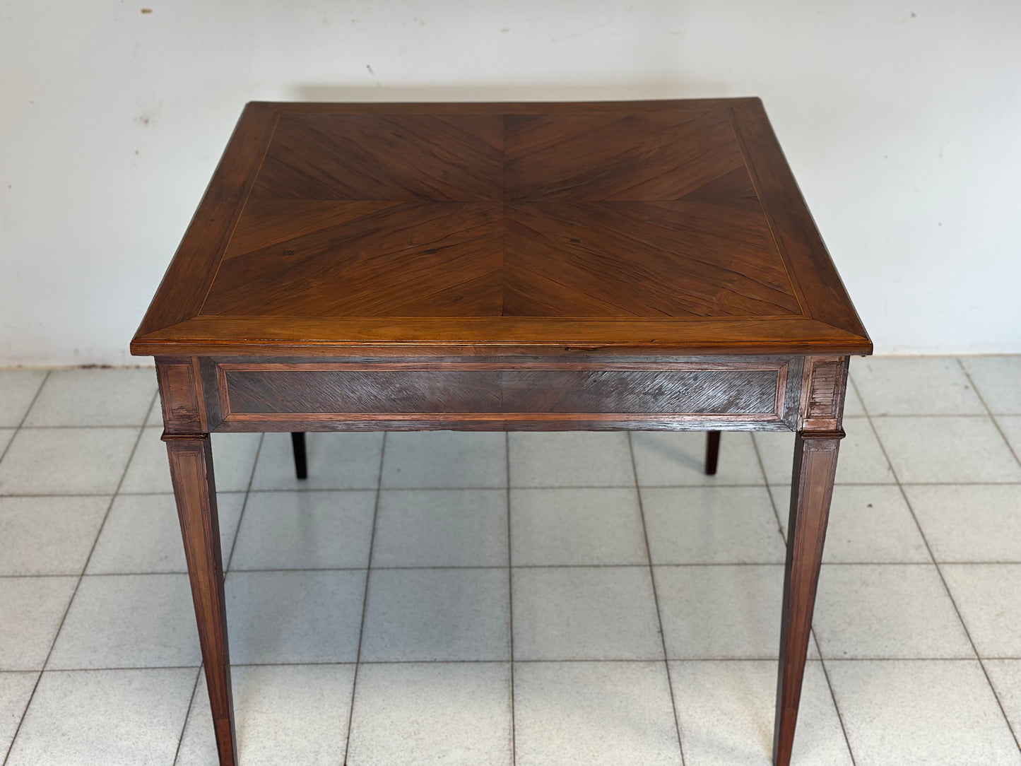 Tavolino Luigi XVI . XVIII secolo