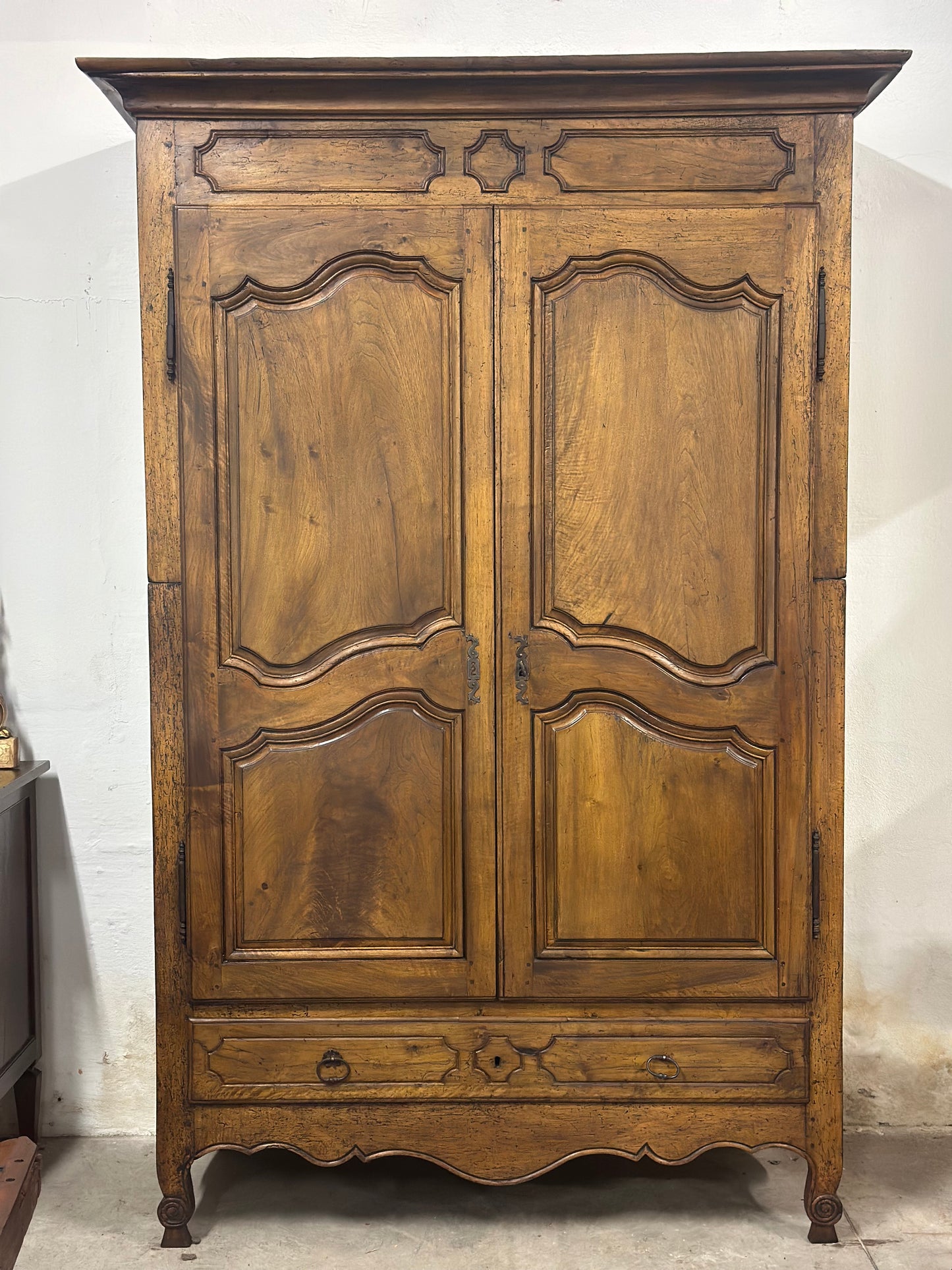 Armadio provenzale in noce . XVIII secolo  ( restaurato )