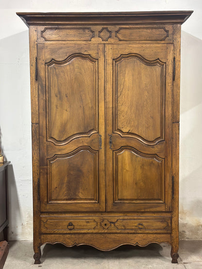 Armadio provenzale in noce . XVIII secolo  ( restaurato )