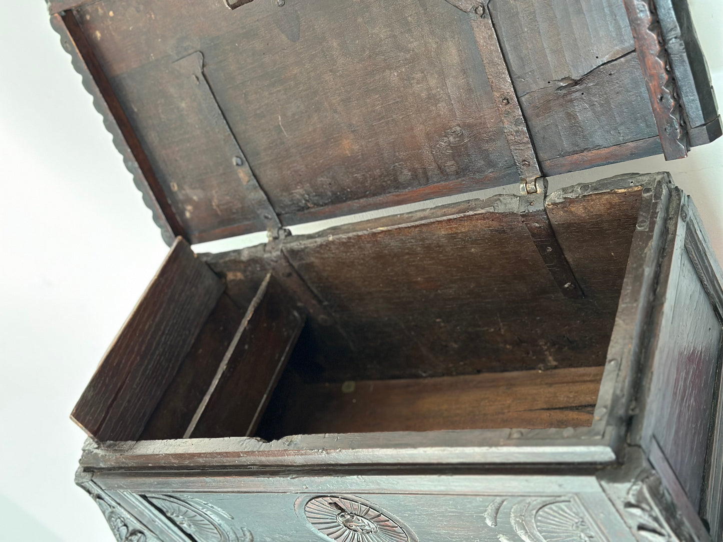 Modellino di cassapanca scolpita e intagliata.   Lombardia fine 500