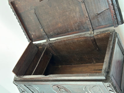 Modellino di cassapanca scolpita e intagliata.   Lombardia fine 500