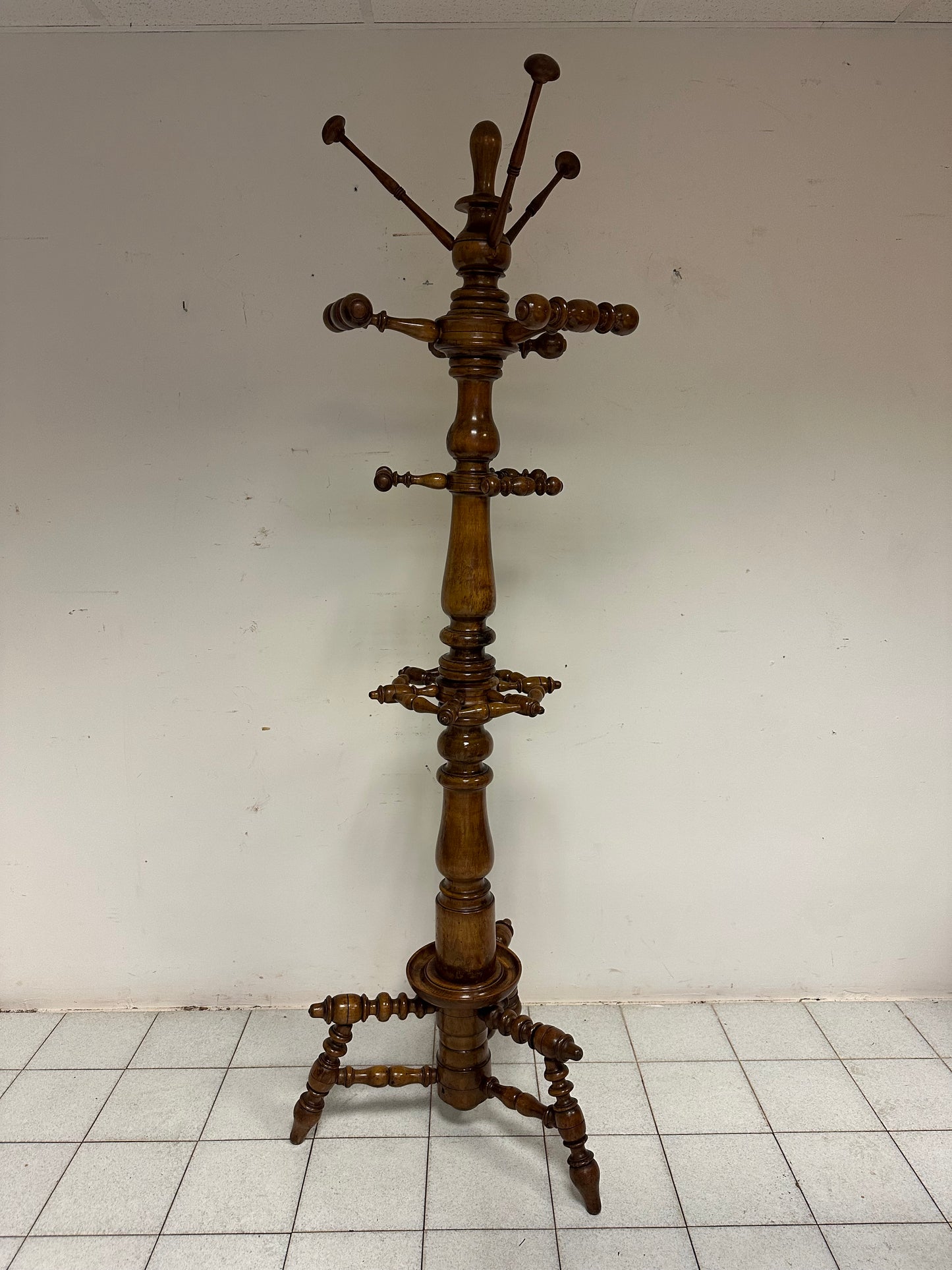 Attaccapanni in noce a rocchetto, XIX secolo.